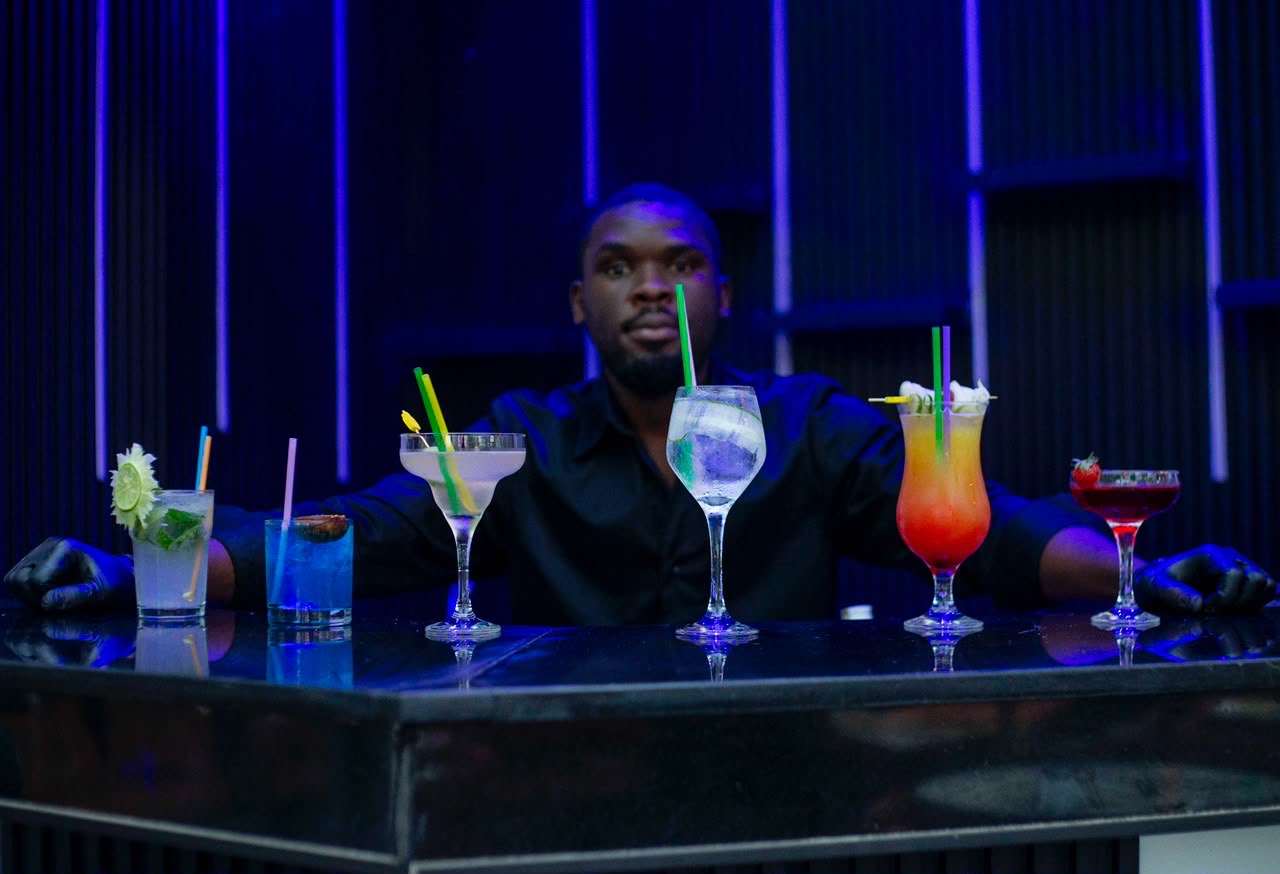 Barman présentant une sélection de cocktails signature