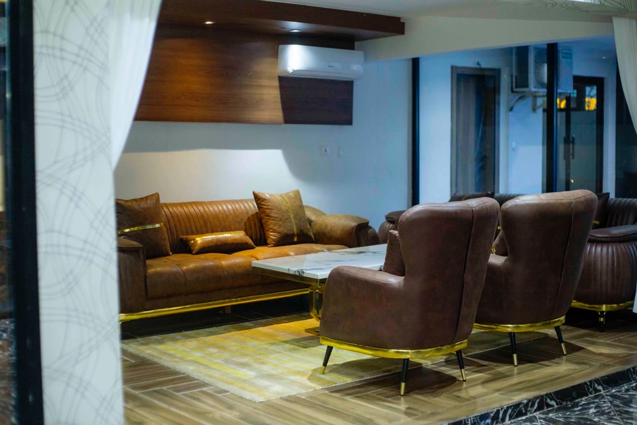 Salon privé aux fauteuils de cuir brun
