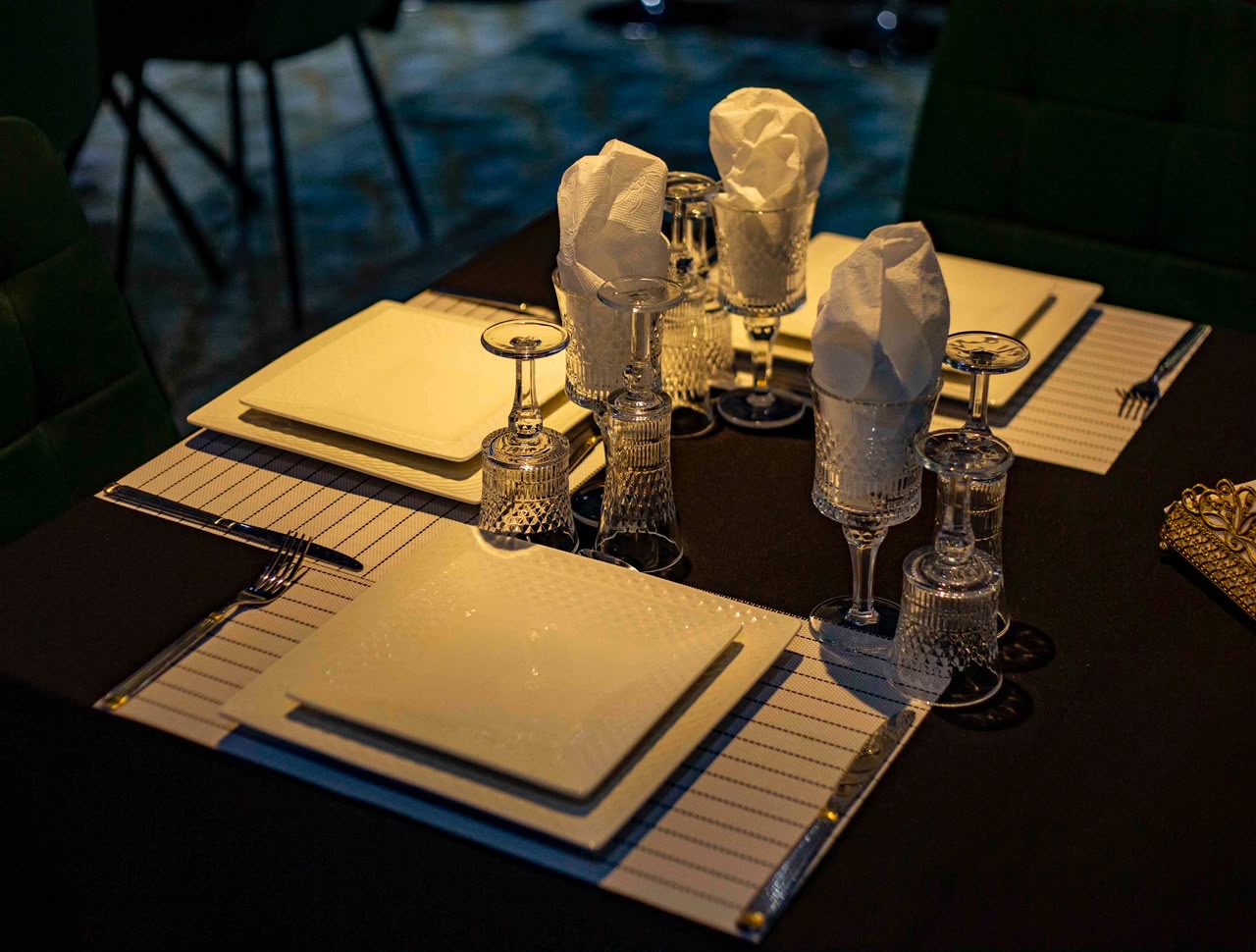Dressage de table raffiné en soirée