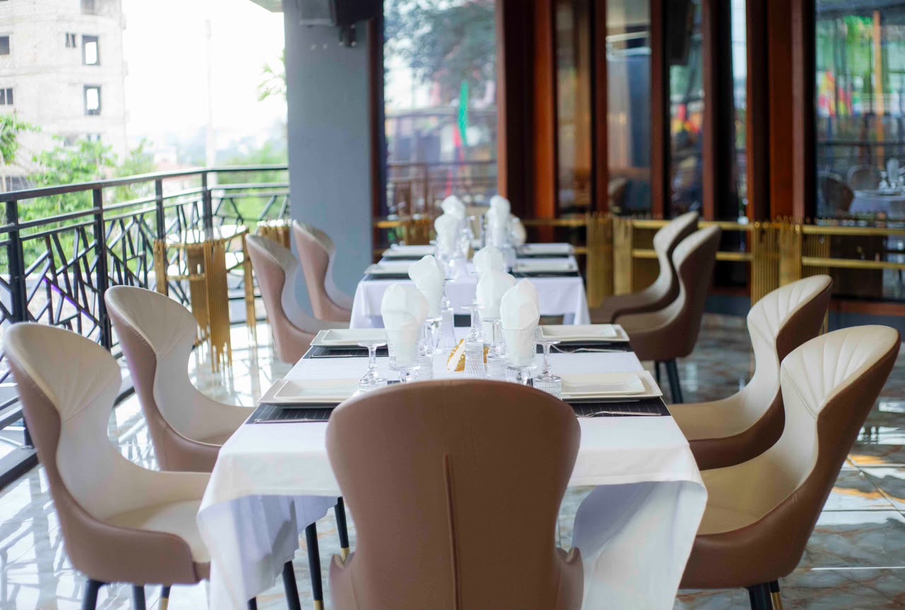 Terrasse dressée avec vue sur la ville de Yaoundé