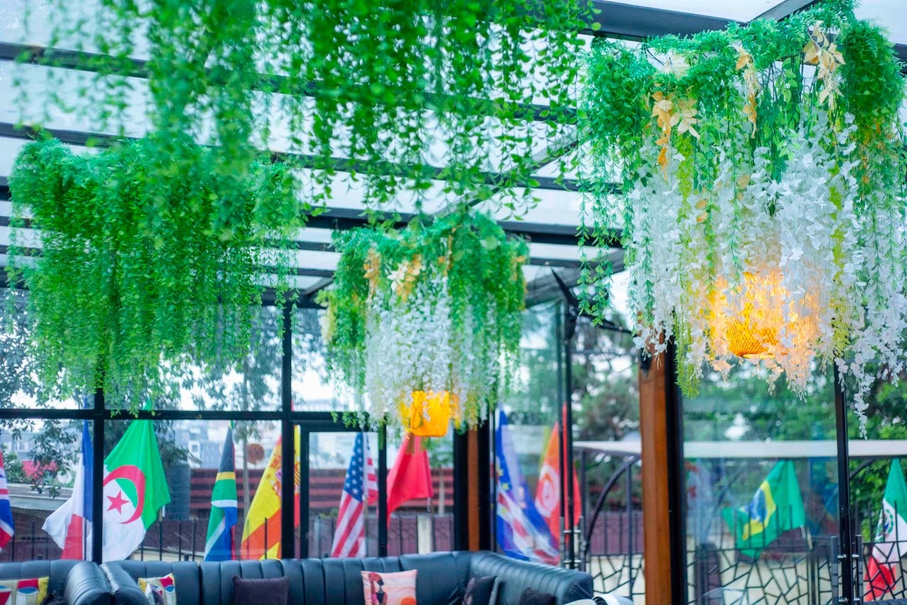 Terrasse végétalisée avec drapeaux internationaux