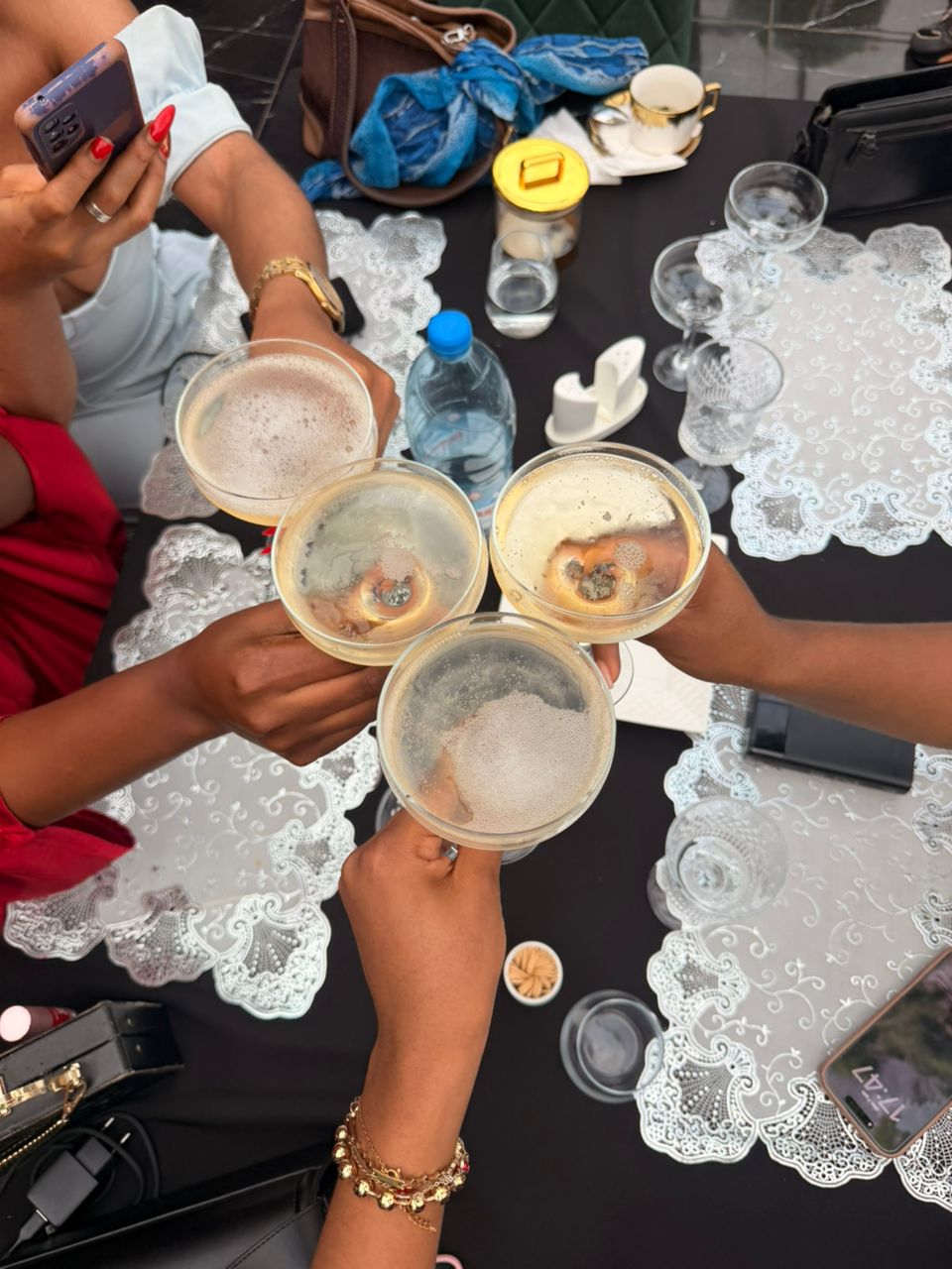 Toast convivial entre amis au restaurant