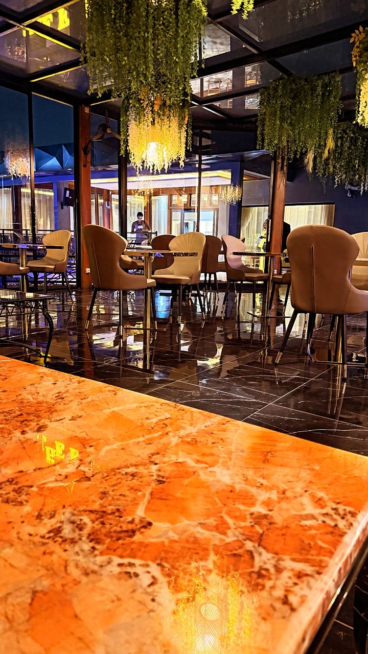Lounge intérieur avec comptoir en marbre et plantes suspendues