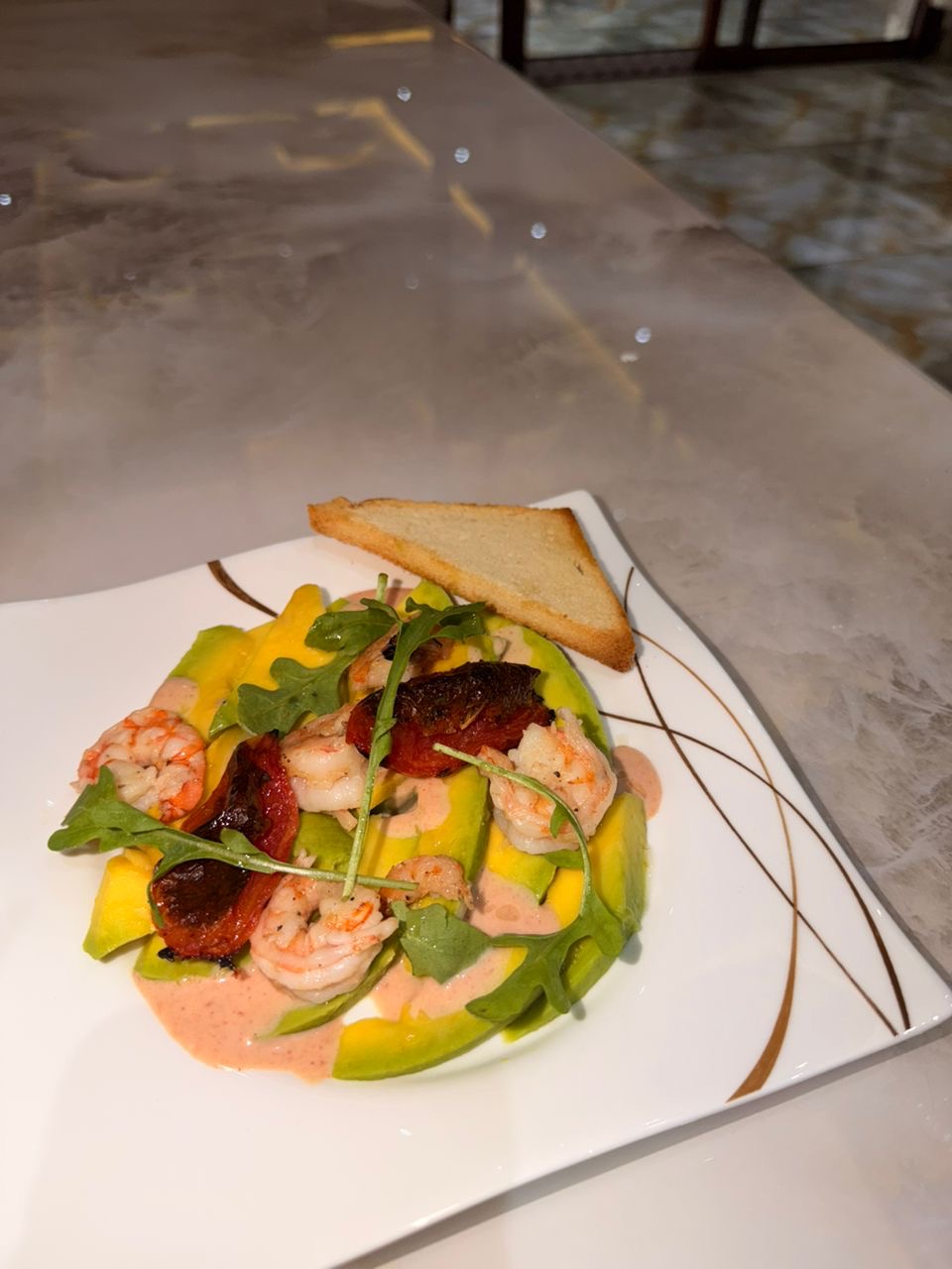 Salade avocat-crevettes tropicale